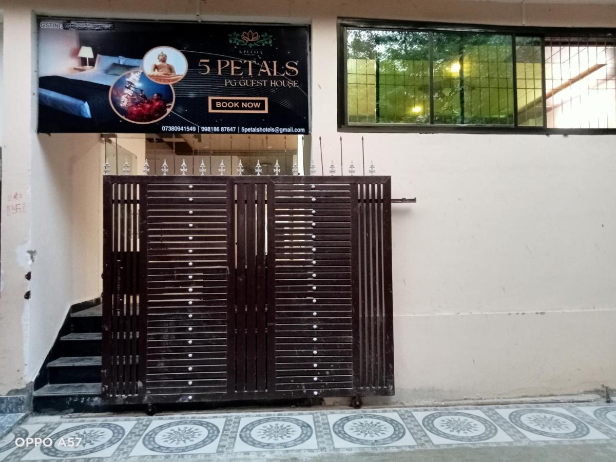 5 Petals Hotel Varanasi Exterior photo
