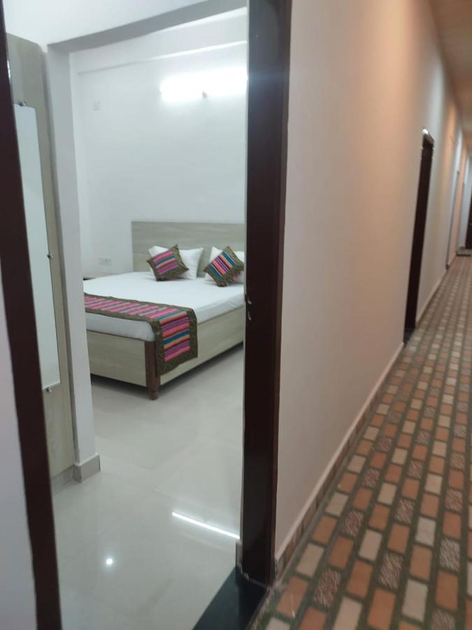 5 Petals Hotel Varanasi Exterior photo
