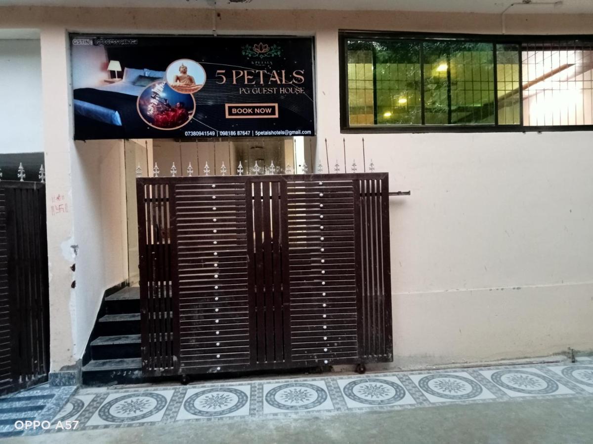 5 Petals Hotel Varanasi Exterior photo