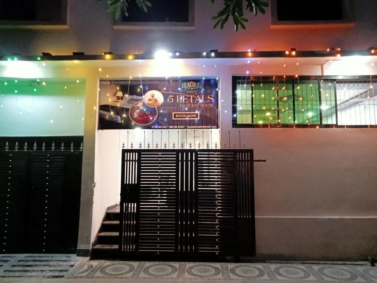 5 Petals Hotel Varanasi Exterior photo