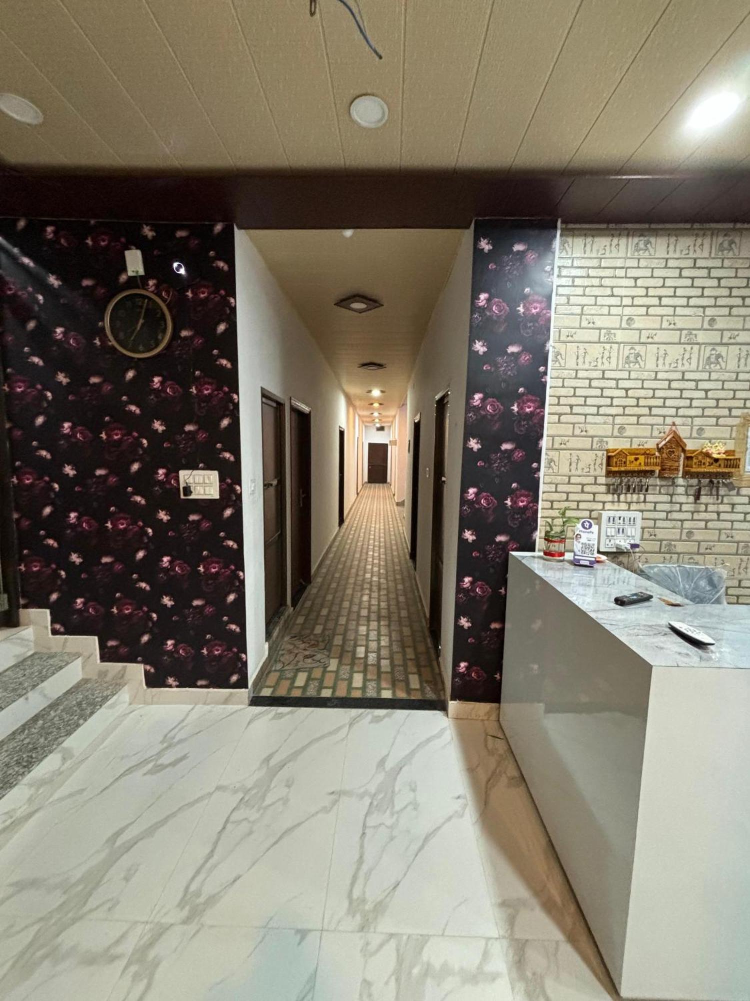 5 Petals Hotel Varanasi Exterior photo