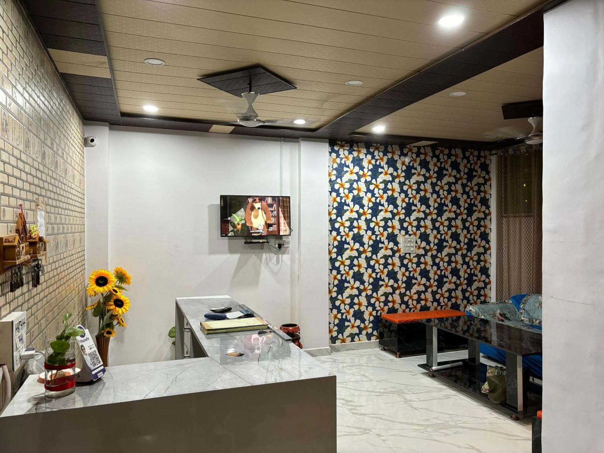 5 Petals Hotel Varanasi Exterior photo