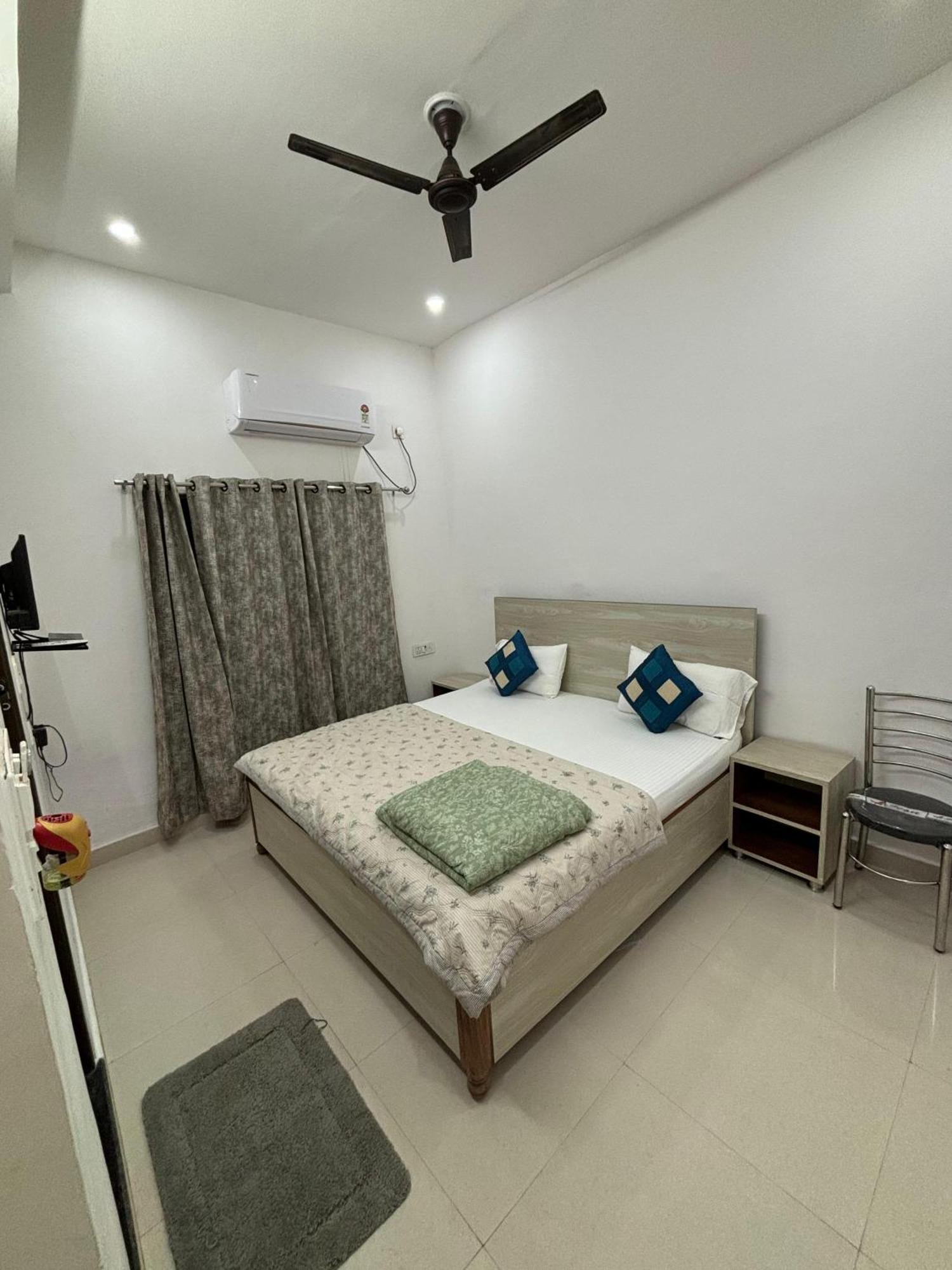5 Petals Hotel Varanasi Room photo