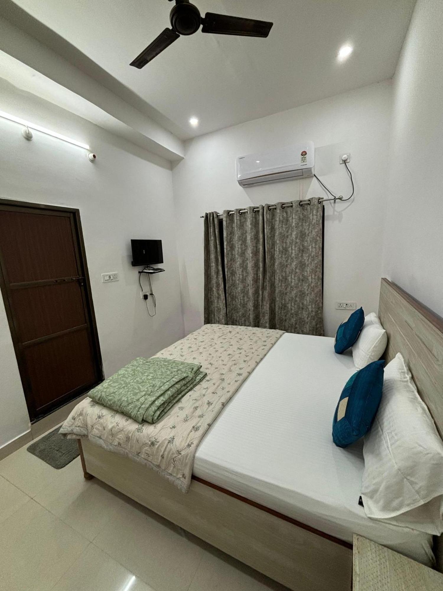 5 Petals Hotel Varanasi Room photo